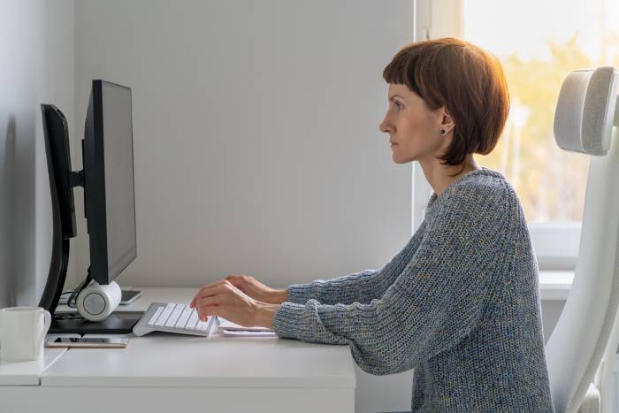 tenir une position bien droite devant l'écran