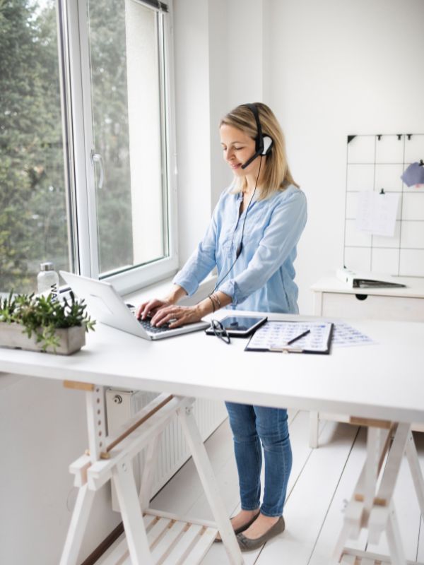 jeune femme travail debout au bureau