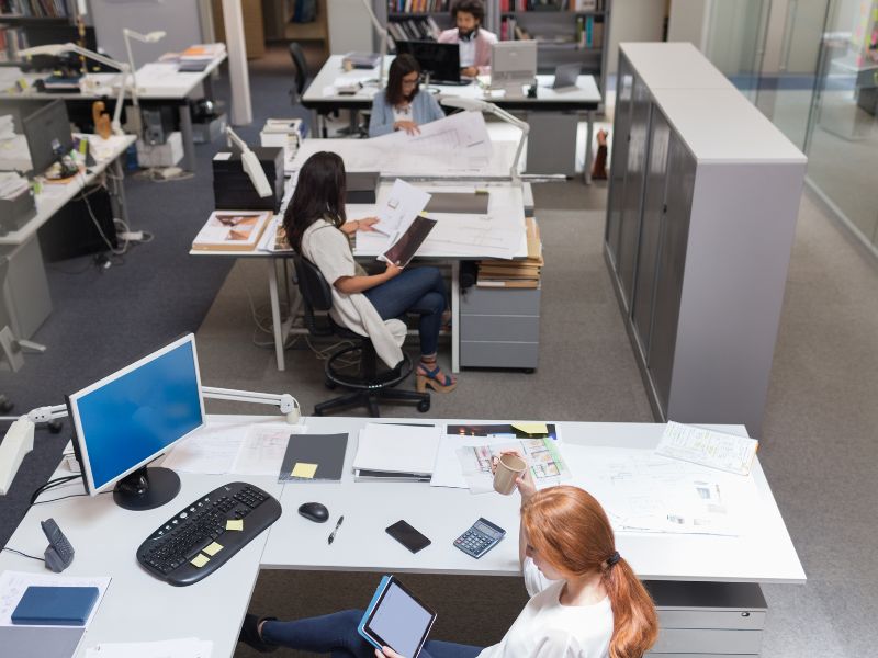 un espace avec plusieurs grands bureaux pas cher pour créer un environnement de travail organisé et personnel